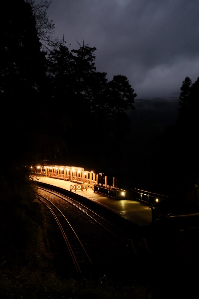 神木車站以欄杆崁燈及遮雨棚復古盞燈，營造光影效果