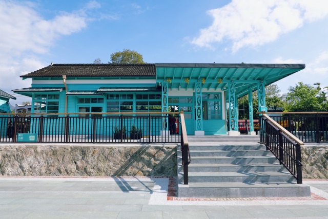 竹崎車站蒂芬妮藍色調的外貌，保留遊客及在地居民對竹崎車站記憶