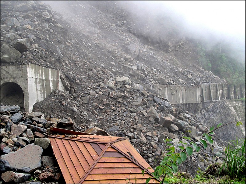 莫拉克風災使阿里山林鐵受損嚴重