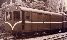 1983年、前方が貨物列車、後方が旅客列車の混合列車が神木駅に保管されました。前方の貨物列車は車掌車の機能も備わっており、車掌が路線の状況を点検するために使用されました。