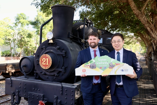 林業保育署林華慶署長與澳洲之字形鐵路執行長Daniel Zolfel合影