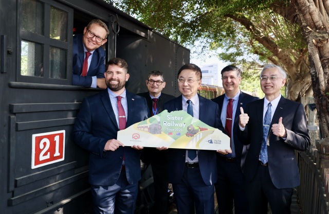 阿里山林鐵與澳洲之字形鐵路團隊於21號蒸汽火車前合影