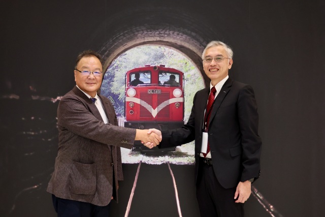 2025年 王昭堡処長（右）と鳥塚亮社長（左）の記念写真