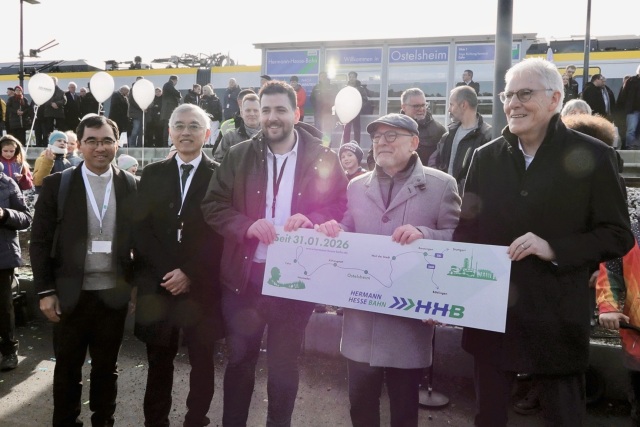 Ryyan Alshebl氏（ドイツ・オステルスハイム町長、左から3人目）は、阿里山林鉄代表団および市民とともに、ヘルマン・ヘッセ鉄道（Hermann-Hesse-Bahn）開通の歴史的瞬間