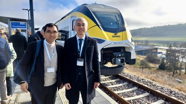 ヘルマン・ヘッセ鉄道の始発列車に招待された。（右：阿里山林業鉄路の王昭堡処長、左：管理師の呉明翰）