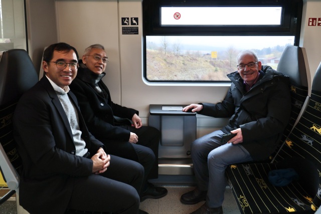 2025年に阿里山を訪れたClemens Götz博士（ドイツ・Althengstett前町長）は、試乗列車で記念撮影も行った。