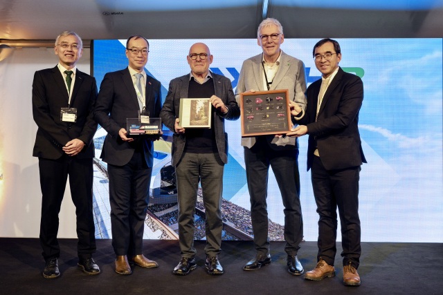 王昭堡処長（左）は、Winfried Hermann交通相とHelmut Riegger郡長に記念品を贈りました