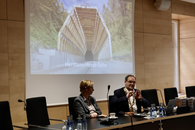 カルフ市市長F. Kling氏（右）とカルフ市役所の教育・文化・観光行政を統括するIsabel Götz氏（左）。鉄道整備とノーベル文学賞受賞作家ヘルマン・ヘッセの文学的結び付け、鉄道を都市の文化ガバ