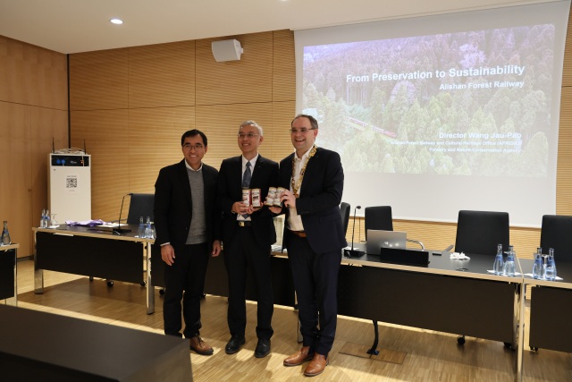 王昭堡処長は阿里山林鉄の文化的景観とトンネル工事の経験を紹介し、ドイツ側と意見交換を行い、記念品を贈呈した。