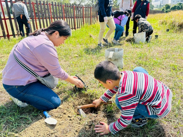 民眾將綠意種回土地