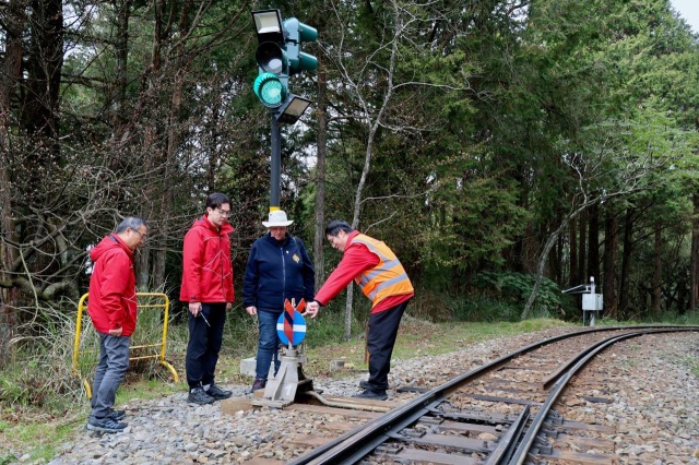 同仁與威鐵主席 Anne-Marie Wright交流轉轍器操作實務