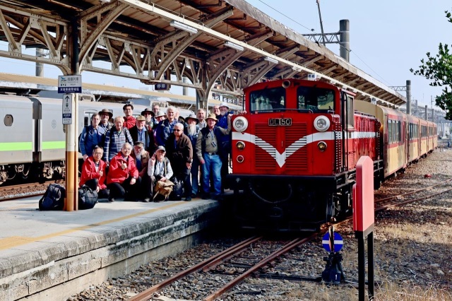 林鐵處王昭堡處長接待英國威鐵訪團搭乘火車