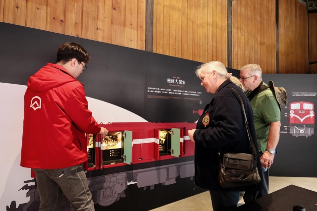 威鐵主席 Anne-Marie Wright(右二)參訪奮起湖車庫了解林鐵文資修復及策展轉譯成果