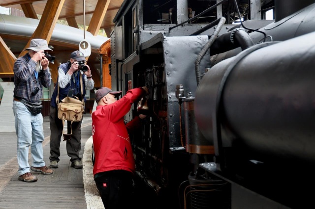 威鐵訪團與同仁交流林鐵蒸汽火車保養實務