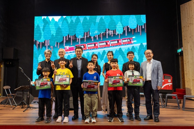 林華慶署長、張岱副署長及王昭堡處長與表演同學合影