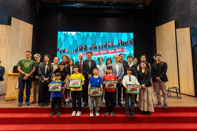 林華慶署長、張岱副署長、王昭堡處長與表演同學及嘉頌樂團合影