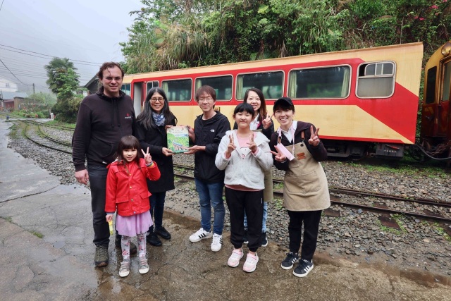 作家林韋君將著作分享給當初啟發她創作的十字路村民