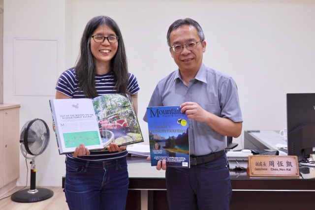 林韋君贈送其撰寫的《Epic Train Trips of the World》及刊登於英國《Mountains》雜誌的林鐵賞櫻專題，由林鐵處副處長周恆凱代表接受
