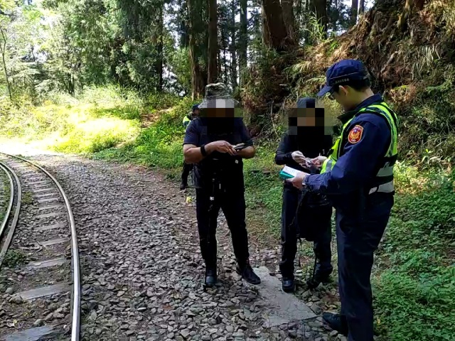 林鐵處會同嘉義縣警察局竹崎分局取締違法行走軌道遊客