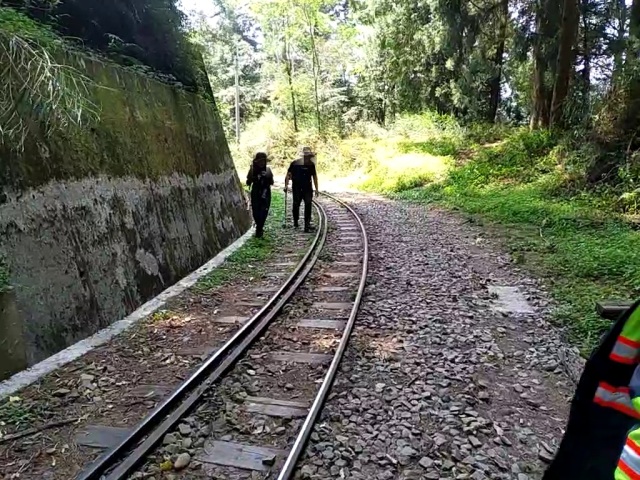 林鐵處會同嘉義縣警察局竹崎分局於眠月線1.85公里處發現違法行走軌道遊客