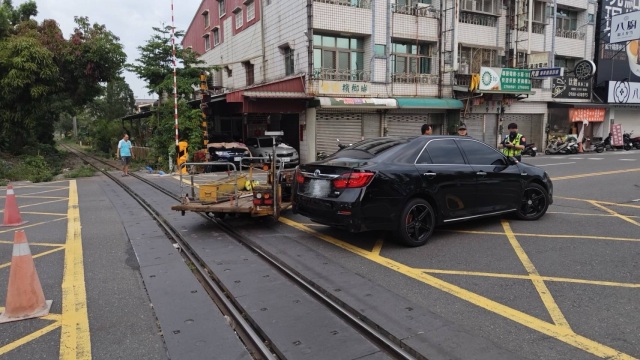 台車遭撞擊後損壞及偏離軌道