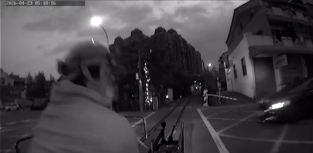 台車行經新生路(第13號)平交道用路人闖越平交道