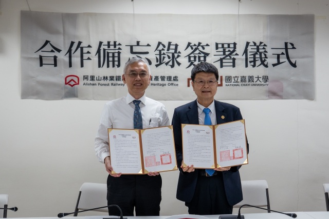 林鐵處王昭堡長(左)與嘉義大學林翰謙校長(右)簽署合作備忘錄