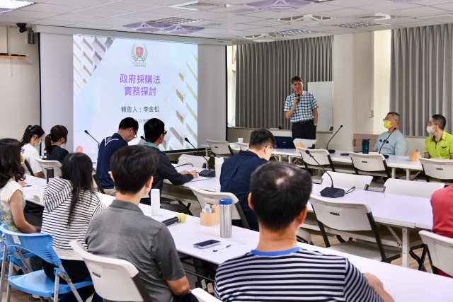 政府採購法研究中心高級研究員李金松老師蒞臨本處為機關同仁分享政府採購法實務研習