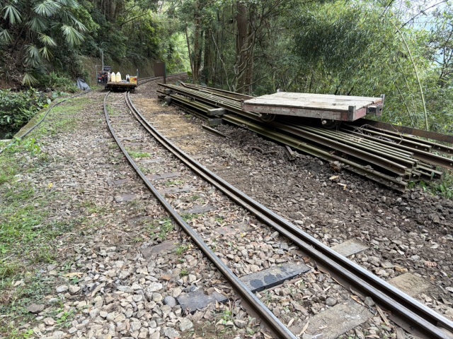 2輛廠商台車碰撞現場　受損台車已吊離路線(5/13拍攝)