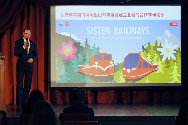 瑞士雷蒂亞鐵路CEO Dr. Renato Fasciati簡報說明與阿里山林鐵成為合作夥伴