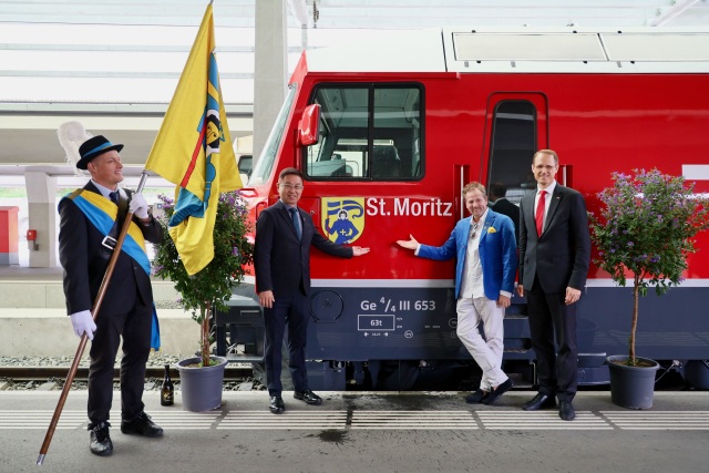 林華慶署長與St. Moritz首長共同擔任RhB聖莫里茨號教父