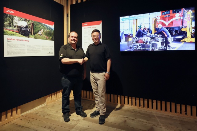 瑞士RhB與阿爾布拉鐵路博物館合作聯展阿里山林鐵，林署長與董事會主席暨執行長Mr. Roman合影