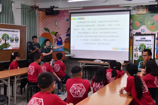 林鐵處同仁以活潑生動方式說廉政小故事，讓學童們更融入活動