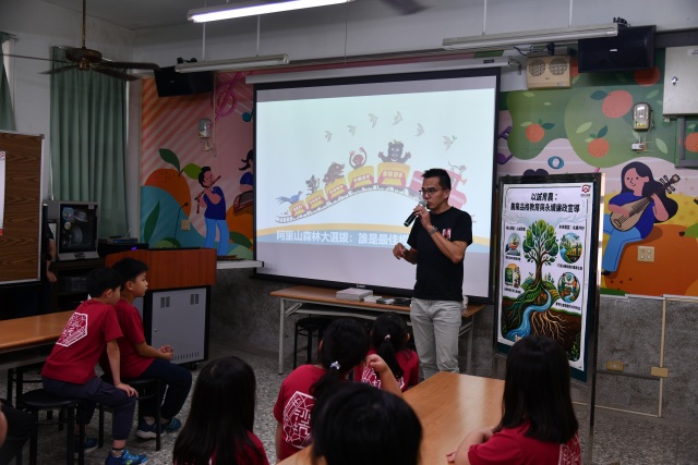 國小學童專心聆聽廉政品格教育小故事