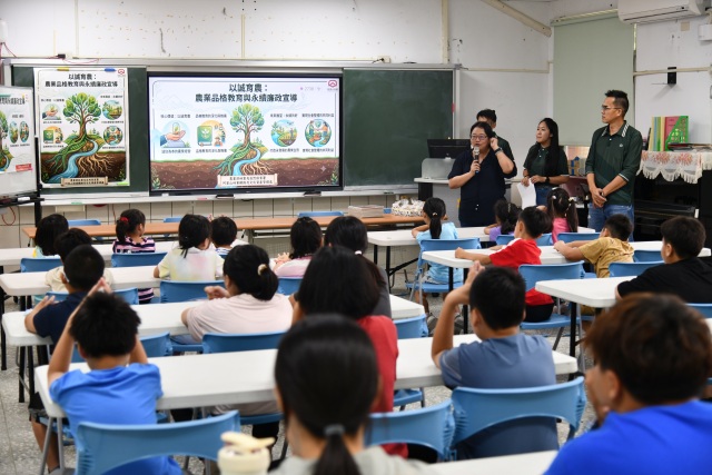以說故事寓教於樂，建立學童正確的品格觀念及守法意識
