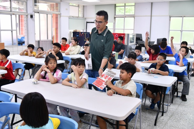 透過有獎徵答與學童互動，帶動現場熱絡氣氛
