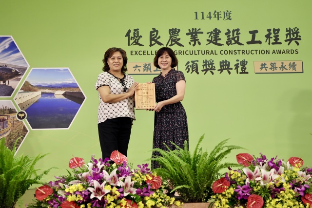 「鹿麻產車站及周邊環境整修工程」榮獲建築類佳作獎，林鐵處鐵路服務科洪淑霞科長(右)代表受獎