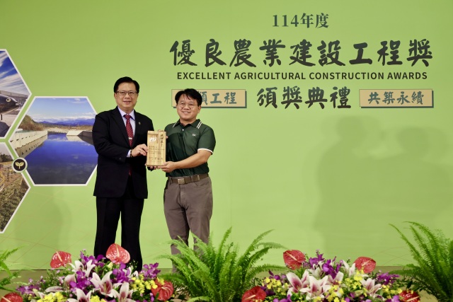 林鐵處鐵路維護科連祥益科長(右)獲頒個人貢獻獎