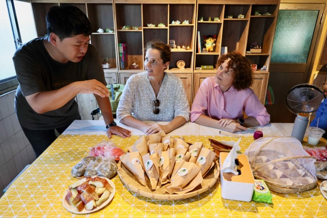 阿里山青年大使透過在地餐桌向澳洲學者介紹社區文化特色