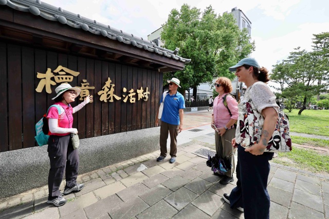 林鐵志工以外語向澳洲學者介紹檜意森活村