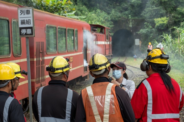 事故列車車長向前來支援之道班人員說明事故概況