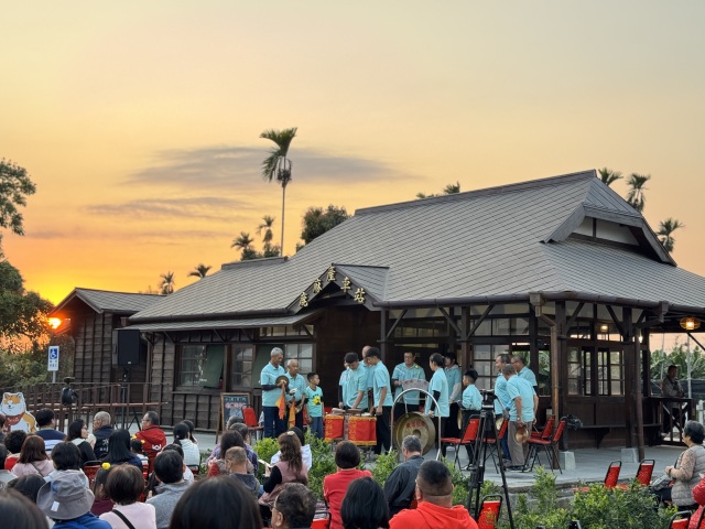 鹿麻產車站於夕陽餘暉下舉行音樂表演與社區活動，民眾踴躍參與，感受農村文化與古蹟風華。.jpg