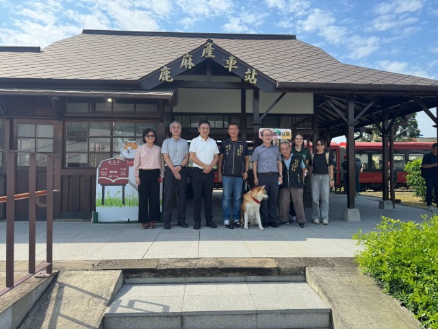 林業保育署林華慶署長與鹿滿社區發展協會林乙均理事長等貴賓於「鹿麻產車站」前合影，並與「波吉站長」同樂，共同攜手推廣在地鐵道歷史與社區文化。.jpg