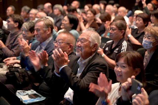 來自日本青森的伊藤一弘先生(前排右二)表示，這部作品喚起他造訪阿里山林鐵時的美好回憶