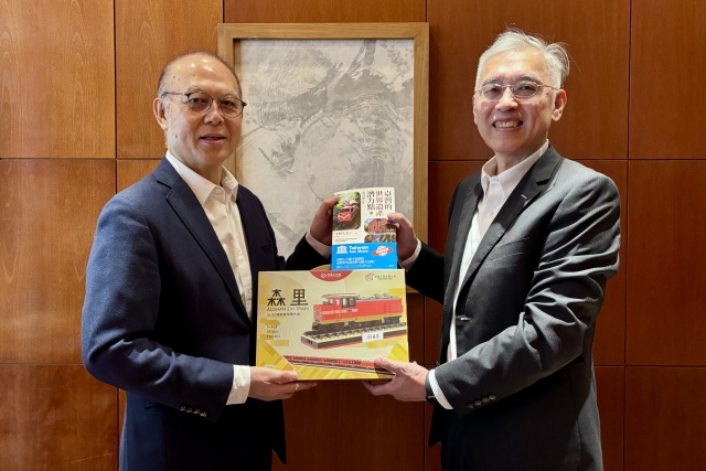 林鐵處王昭堡處長(右)與「臺灣世界遺產登錄應援會」八田修一代表理事(左)互贈禮物，感謝臺日夥伴攜手將阿里山林鐵的故事推向國際舞台