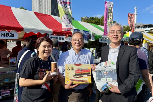 林鐵處王昭堡處長與姊妹鐵道大井川鐵道鳥塚亮社長與池田香羊室長於日本「鐵道節」活動會場互贈文創紀念品