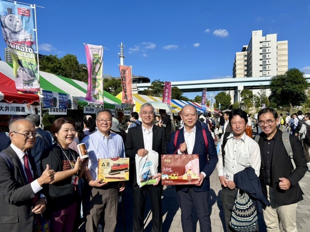 林鐵處王昭堡處長與臺灣世界遺產登錄應援會、大井川鐵道及中藝柚子及森林鐵道日本遺產協會於鐵道節現場合影