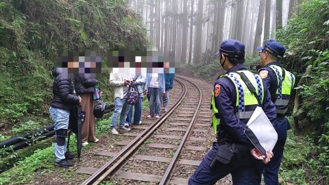 太危險了！林鐵處與警方聯合取締9名遊客違規行走軌道