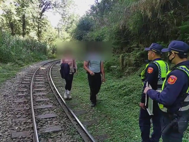 林鐵處會同嘉義縣警察局竹崎分局於林鐵眠月線約2公里處發現2名違法行走軌道遊客