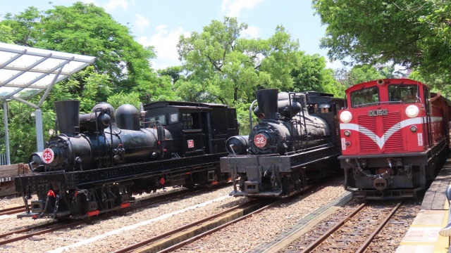 歷史畫面-2台蒸汽火車與柴油機關車